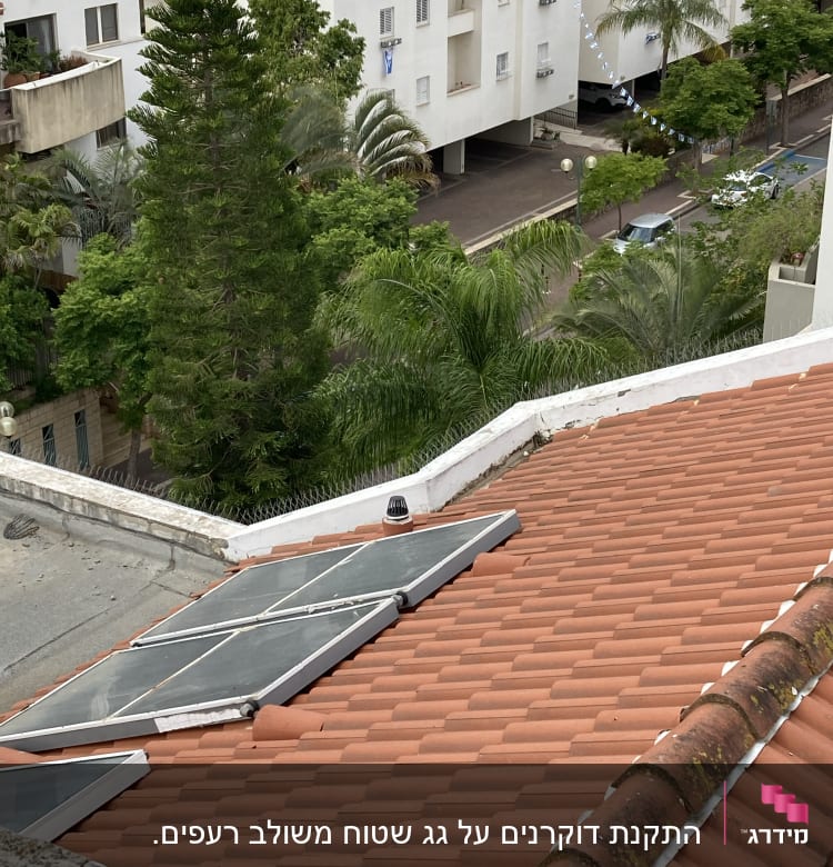 פאנלים סולאריים על גג רעפים אדום